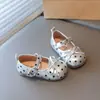 Zapatos de cuero elegantes para niñas 2026 primavera y otoño nueva versión coreana zapatos de princesa con lazo para niña pequeña suela blanda zapatos sencillos de un solo color