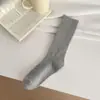 Meias de cor sólida para mulheres, adequadas para todas as estações, comprimento até a panturrilha, novos estilos outono/inverno, simples e versáteis, feitas de algodão, meias longas, brancas, e com design de babados.