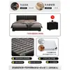 Cama estilo italiano em couro preto com estofamento segmentado em listras verticais, apresentando acabamento em couro Nappa, bordas niveladas e uma estrutura de piso, adequada para o quarto principal ou secundário