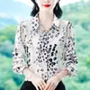 Foto real de camisa feminina de manga comprida, nova coleção de outono 2026, top estampado estiloso, jovem e versátil para o trabalho