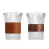 Vaso de vidrio retro con rayas verticales y funda de cuero, resistente al calor, para café, té y agua, diseño elegante para uso doméstico, vaso tipo acordeón