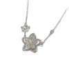 Elegante y Fresco Collar de Flor Mariposa Fantasma para Mujer, Diseño de Nicho de Cinco Pétalos Completamente Incrustado de Diamantes con Toque de Alta Gama y Estilo Versátil