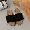 Elegantes chinelos femininos de calçar para outono e inverno de 2026, chinelos peludos de sola grossa para uso externo, chinelos casuais versáteis retrô de bico aberto