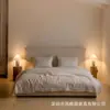 Cama minimalista de madera maciza, cama de madera natural, cama suave de tela de algodón y lino ultradelgada, camas dobles e individuales de alta gama para villa de diseñador 1.8m