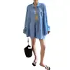 Conjunto de camisa casual extremamente estiloso para mulheres, estilo minimalista primavera-verão 2026, toque relaxado, conjunto de duas peças com camisa e shorts protetores solares