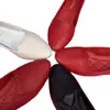 Sapatilhas de Couro Macio para Mulheres Primavera & Outono 2025 Novas Sola Macia Bico Fino Tendão Sola Macia Sapatos de Mãe para Mulheres de Meia-Idade e Idosas