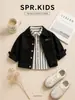Conjunto de otoño estilo coreano para niños: una chaqueta vaquera de niño con cuello, una camisa de manga larga a rayas y pantalones vaqueros con estampado de grafiti - un conjunto casual