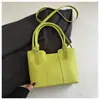 2025 Nuevo Bolso de Mano de Moda Estilo Coreano para Viajes Diarios Bolso de Mujer Elegante Bolso Cubo Estilo Occidental Empalme Bolso Cruzado Casual