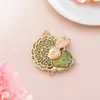 Broche Pingente de Brocado de Coelho para Reunião, Broche de Brocado de Nova Música Mais Vendida, Ouro Fosco com Patch de Couro de Cobertura, Ornamento Pendurado Feito à Mão