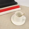 Manteles individuales aislantes, un producto popular transfronterizo de Amazon, con un diseño tejido, hechos de material de PVC, de forma cuadrada y sirviendo tanto como manteles individuales como posavasos, ofreciendo una experiencia gastronómica sencilla y elegante