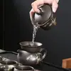 Juego de té de arcilla púrpura con diseño de bambú dorado, que incluye una tetera y tazas de servicio para uso doméstico, con un asa para prevenir quemaduras y asegurar la distribución uniforme del té