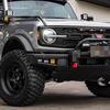 Adecuado para Ford Fiema BRONCO soporte de esquina de lámpara de parachoques delantero soporte de lámpara de niebla de coche original luz diurna foco fijo