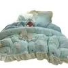 Conjunto de quatro peças de leite veludo espesso de inverno, design de princesa estilo coreano com acabamento em renda, uma capa de edredom de bebê fresca e quente