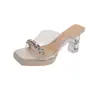 Sandalias transparentes de tacón alto con pedrería para mujer, para uso exterior en verano, nuevo modelo 2026, plataforma impermeable, tacón grueso, de una sola tira, impresionantes sandalias de cristal