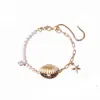 Pulsera Oceánica Estilo Resort con Conchas Doradas, Joyería Fina de Perlas de Lujo Ligero, Diseño Único, Diseño Deslizante Ajustable