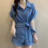 Versátil Moda Feminina de Verão Design Emagrecedor e Cobridor de Carne Camisa de Manga Curta com Amarração na Cintura e Shorts Conjunto de Duas Peças