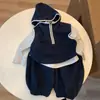 Conjunto de Três Peças para Crianças para Mudança de Estação Primavera e Outono para Crianças Pequenas e Médias com Capuz Colete com Zíper Meio Colete Camada de Base de Manga Longa Calças de Moletom Esportivas com Punho