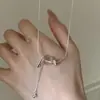 Colar Minimalista com Barra Horizontal e Pingente de Franja de Contas Transparentes para Mulheres, Design Versátil de Nicho Corrente para Clavícula com Pingente de Bola Pequena para Mulheres
