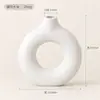 Vaso de Flor de Estilo Cream Nordic para Sala de Estar com Listras Verticais Brancas Decoração de Arranjo de Flores Vaso de Plástico Moderno Simples