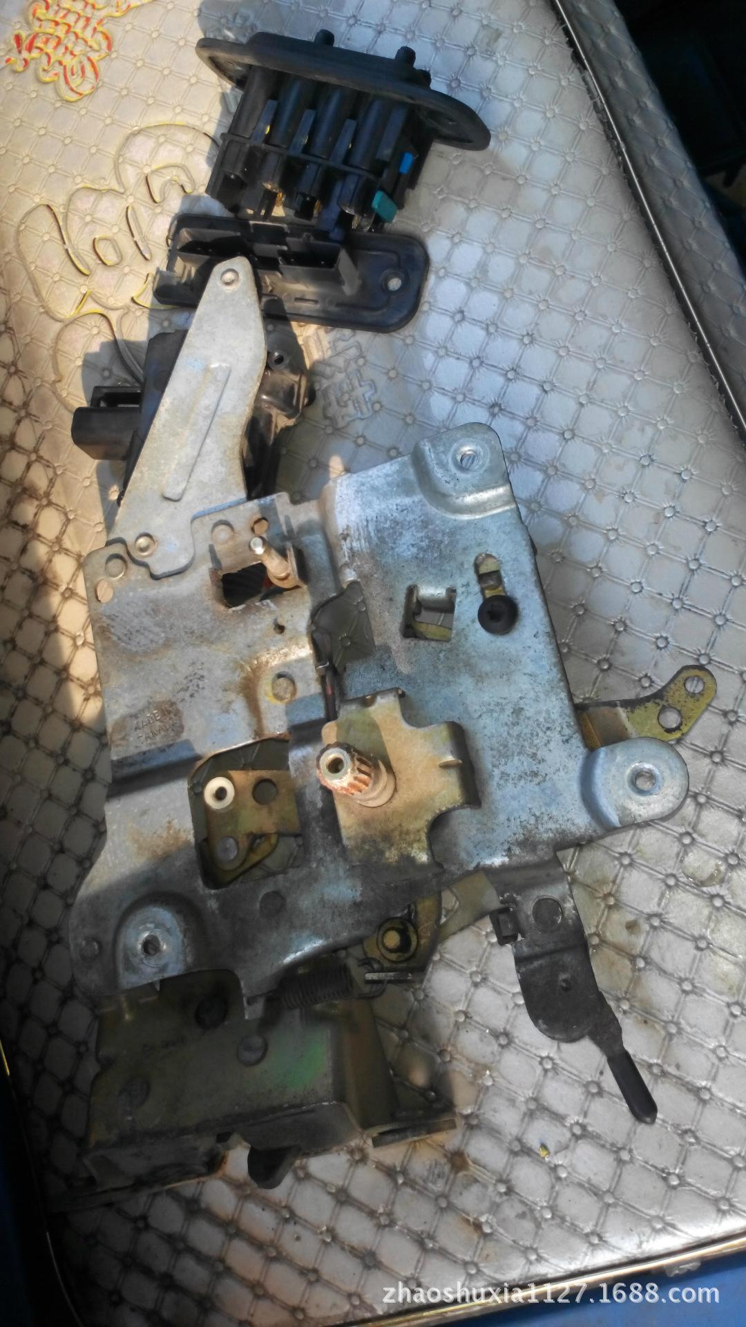 别克GL8中门锁块2