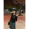 Elegante suéter morado de corte ajustado, con un chic diseño de cuello en V, una moderna tejido de punto pullover y un look único y discreto