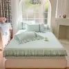 Faldón de cama acolchado estilo princesa pieza única modelo nuevo 2025 encaje sábana bajera protector de colchón cubierta de cama engrosada cubierta antipolvo