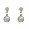 Pendientes de Perla con Pétalos de Zircón, Estilo Francés, Suaves y Versátiles, Exquisitos y Modernos, Lujo Ligero, Diseño Sencillo, Pendientes Adelgazantes para Mujer