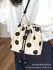Bolso de Lunares de Diseño Casual de Nicho para Mujer 2026 Nuevo Bolso Ligero Versátil de Hombro Cruzado Bolso de Lona Bolso Cubo