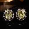 Pendientes de tuerca retro estilo bosque con hoja de arce y circonita ovalada, nicho, alta gama, sensación de lujo ligero, temperamento, versátiles para el día a día, pendientes de gemas para mujer
