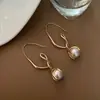 Pendientes de perlas de línea retorcida de nueva moda 2022 para mujer, únicos, ligeros, de lujo, de alta gama, elegantes, de celebridades de Internet.