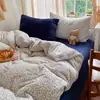 Qualidade de ponta, estilo minimalista, conjunto de cama de veludo de leite de quatro peças, incluindo uma capa de edredom com forro de fleece, lençol de cama de inverno e lençol com elástico, adequado para dormitórios, conjunto de três peças