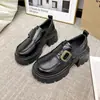 Mocassins de Couro Macio com Solado Grosso Feminino 2026 Novo Outono Aumentadores de Altura Estilo Britânico Sapatos Pequenos de Couro Feminino Pretos Sapatos de Salto Único Feminino