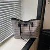 Bolsa de Ombro Grande de Palha Tecida Arco-Íris 2026 Estilo Novo Europeu e Americano para Férias e Trabalho, Bolsa de Mão Estilosa para Mulheres