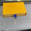 Pulseira de Quatro Flores V-Gold Edição de Luxo Pérola Branca Ouro Rosa Réplica de Luxo Leve Acabamento Fino Moda Feminina Joia Versátil