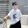 Camiseta Infantil Nova Estilo Verão 2026, Tendência Americana Cool Estampa de Letras Manga Curta Masculina Casual Gola Redonda Confortável para Crianças de Tamanho Médio e Grande