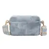 Bolso pequeño cuadrado para mujer, moda popular de color liso, nuevo modelo otoño 2026, superficie suave simple, correa ancha casual al hombro, bolso cruzado de un solo hombro