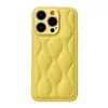 Jaqueta puffer com padrão de 8 palavras adequada para capa de celular Apple 15promax iphone14 cor sólida 13PRO furo fino tridimensional