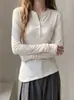 Camiseta Blanca de Manga Larga para Mujer Estilo Chica Picante Americana Hombro Normal Otoño Temprano 2026 Corte Delgado Favorecedora Base Irregular Delgada 2549