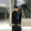 Camiseta estampada marmorizada estilo punk americano, gola redonda, manga longa, unissex, ombro com caimento regular, base justa ao corpo, look de casal, top versátil