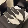 Novidade de Verão Estilo Laço Sapatos Mule Salto Médio com Bico Fechado e Design Meio Chinelo para Mulheres, Sandálias Rasteirinhas Slip-On Retrô Estilo Francês
