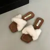 Sandalias de meter esponjosas y elegantes, nueva colección otoño 2026, con un diseño de una sola tira estilo francés, punta cuadrada y forro de felpa, perfectas para que las mujeres las usen al aire libre.