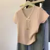 Moda Feminina de Nicho Camiseta de Manga Curta com Decote V e Acabamento em Renda 2026 Verão Top de Tricô Fino com Mangas Volumosas e Laço