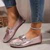 Nuevos mocasines planos slip-on de otoño para mujer, talla grande, estilo europeo y americano, punta redonda con cadena metálica, zapatos casuales