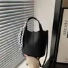 Bolsa Balde Simples de Mão Estilo Japonês para Mulheres Outono/Inverno 2025 Nova Bolsa de Ombro com Lenço Costurado Bolsa Transversal para o Dia a Dia