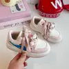 Zapatos de Lona para Niñas Estilo Lindo Dibujos Animados Niñas Suela Suave Zapatos Blancos 2026 Otoño/Invierno Nuevos Versátiles Zapatos Deportivos para Niñas Pequeñas