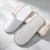 Pantuflas gruesas al por mayor para uso doméstico, adecuadas para hoteles, casas de huéspedes, salones de belleza y para el uso diario; desechable, con impresión de logo personalizable y con una suela gruesa y antideslizante