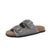 2026 Nuevo Estilo Gamuza Moda Versátil Correa Doble Hebilla Sandalias Planas Mujer Verano Ropa Exterior Casual Suela Gruesa Punta Abierta Sandalias Birkenstock