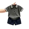 Ropa infantil estilo coreano 2026 nuevo modelo de verano: Polo de punto transpirable con bloques de color, diseño calado, de manga corta para niños y shorts azul marino