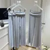 Pantalones grises/azul burbuja de cintura alta del mismo estilo que Momo Nuonuo