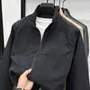 Jaqueta Masculina com Gola Alta Outono Novo Poliéster Leve à Prova de Vento Roupa Externa para Trabalho e Lazer Masculina Tamanho Plus